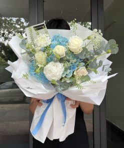 Bó hoa "Blue Enigma" – Bó hoa cẩm tú cầu mix cát tường & đồng tiền đẹp, sang trọng – Lời chúc tinh tế cho ngày đặc biệt | Shop Qflower HCM