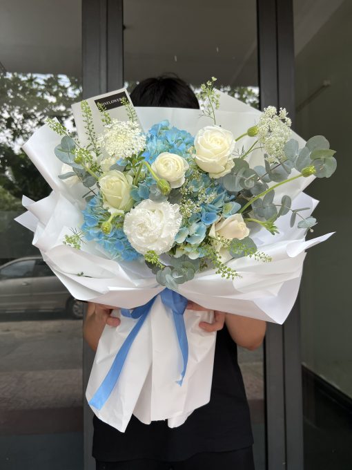 Bó hoa "Blue Enigma" – Bó hoa cẩm tú cầu mix cát tường & đồng tiền đẹp, sang trọng – Lời chúc tinh tế cho ngày đặc biệt | Shop Qflower HCM