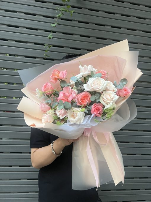 Bó hoa hồng kem dâu mix cỏ đồng tiền – Hoa tặng sinh nhật, kỷ niệm lãng mạn