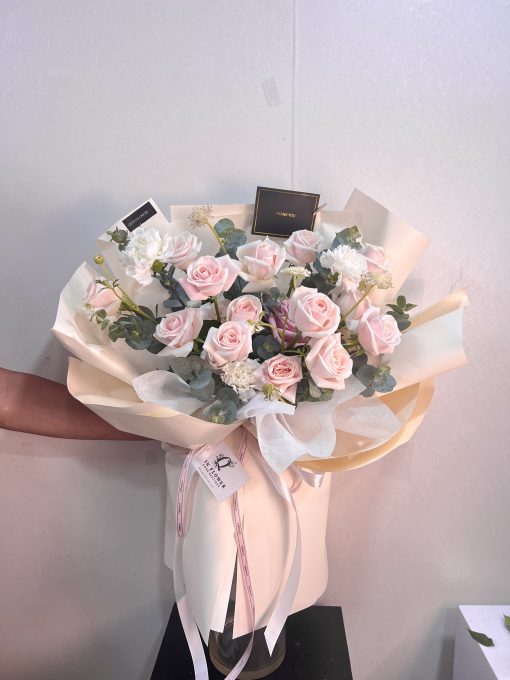Bó hoa hồng kem dâu quyến rũ