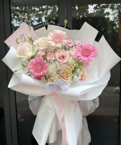 Bó hoa hồng kem pastel " Màu Của Yêu Thương" – món quà ngọt ngào cho người thương | Shop hoa tươi Qflower HCM