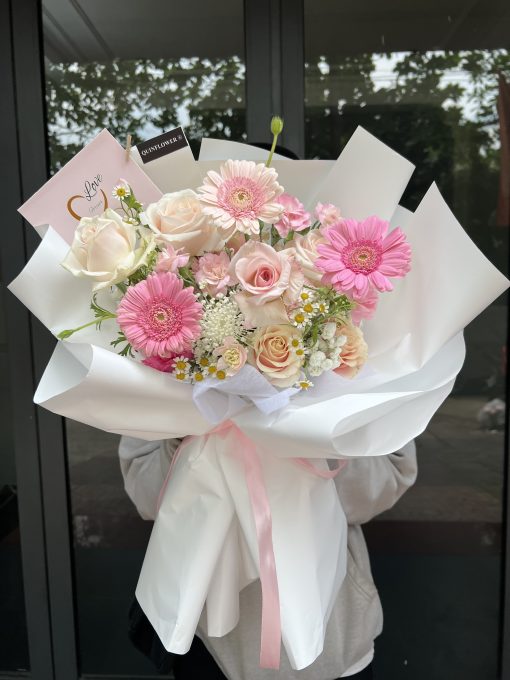 Bó hoa hồng kem pastel " Màu Của Yêu Thương" – món quà ngọt ngào cho người thương | Shop hoa tươi Qflower HCM