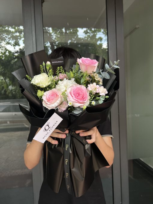 Bó hoa tươi lãng mạn Lạc Thần hồng pastel mix Cát Tường và Cỏ Đồng Tiền tại Qflower HCM