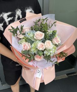 Bó Hoa Hương Kem Dịu Dàng – Hoa Hồng & Cẩm Tú Cầu Pastel Sang Trọng | Qflower TP.HCM