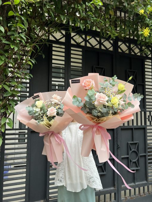 Bó Hoa Hồng Ánh Sớm – Sắc Hồng Tinh Khôi | Shop hoa tươi giá tốt Qflower – bó hoa tươi đẹp giá rẻ TP.HCM, tone pastel nhẹ nhàng, tặng sinh nhật – người yêu sang trọng, tinh tế.