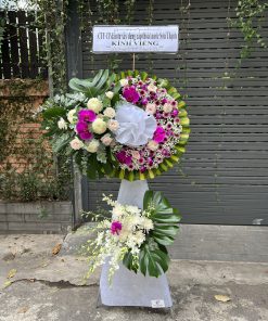 Kệ hoa tang viếng “Tím Đượm Buồn” sang trọng, lan hồ điệp tím – cúc trắng trang nghiêm. Giao nhanh tận nơi TP.HCM, miễn phí thiệp viếng. Đặt ngay tại QuinFlower Phú Nhuận.