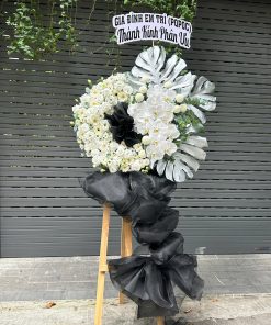 Kệ hoa viếng “Nhớ Thương” trang trọng – tinh tế. Giá 1.400.000đ. Giao nhanh 60 phút. Miễn phí băng rôn & thiệp chia buồn. Giao tận nơi Phú Nhuận & toàn TP.HCM