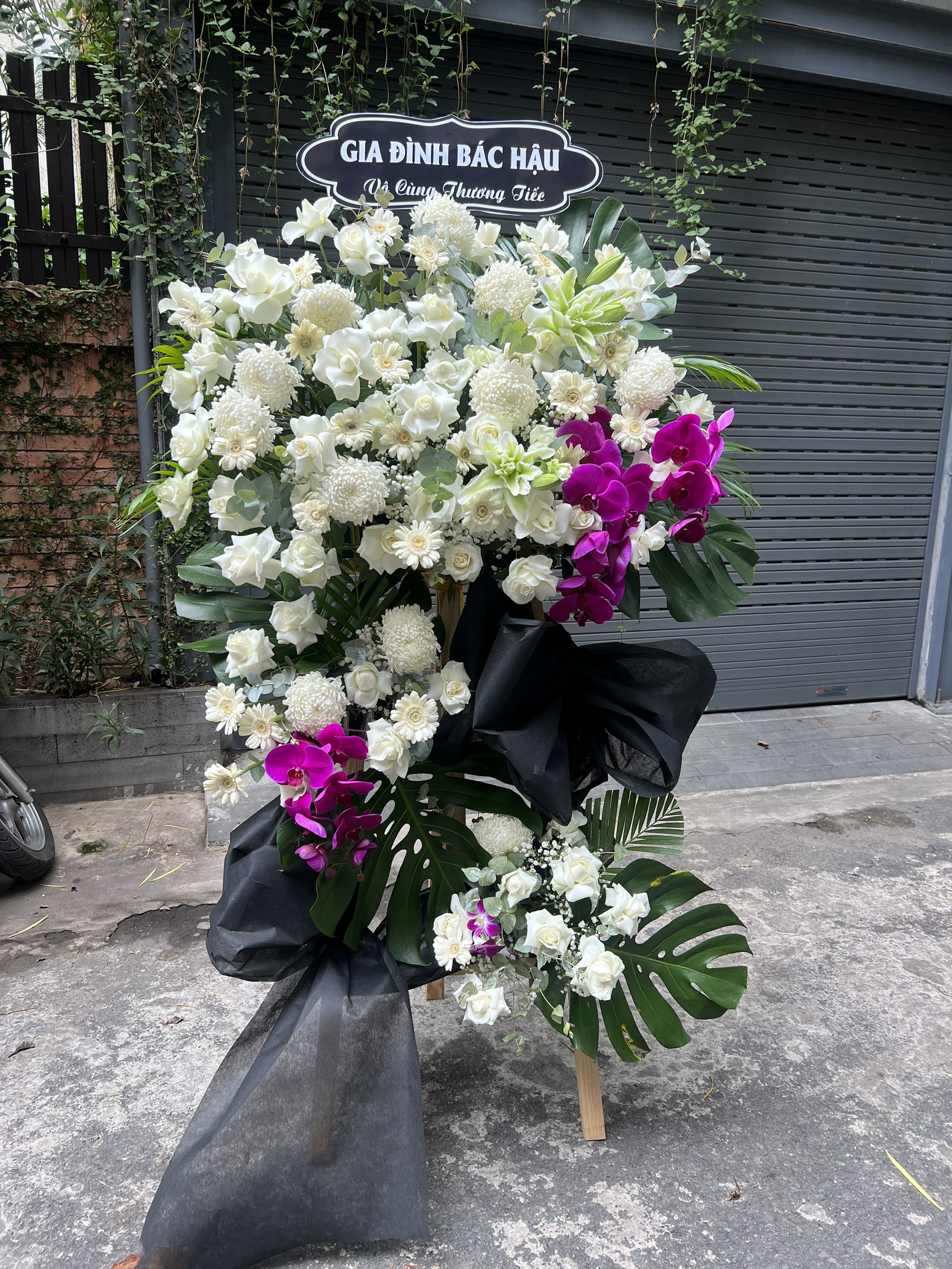 Kệ Hoa Tang Viếng Chia Buồn Cao Cấp “Tịnh An Hương Linh” 1 Đặt kệ hoa tang viếng chia buồn cao cấp sang trọng “Tịnh An Hương Linh” tại Qflower. Giao nhanh Phú Nhuận & toàn TP.HCM, hoa tươi cao cấp, thiết kế trang trọng.