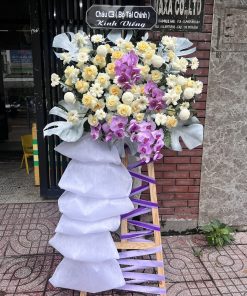 Kệ hoa tang lễ chia buồn “Vô Thường An Tĩnh” – tông trắng trang nghiêm, giao nhanh Phú Nhuận & toàn HCM. Qflower thiết kế chuẩn lễ nghi, tinh tế, trọn nghĩa tình.