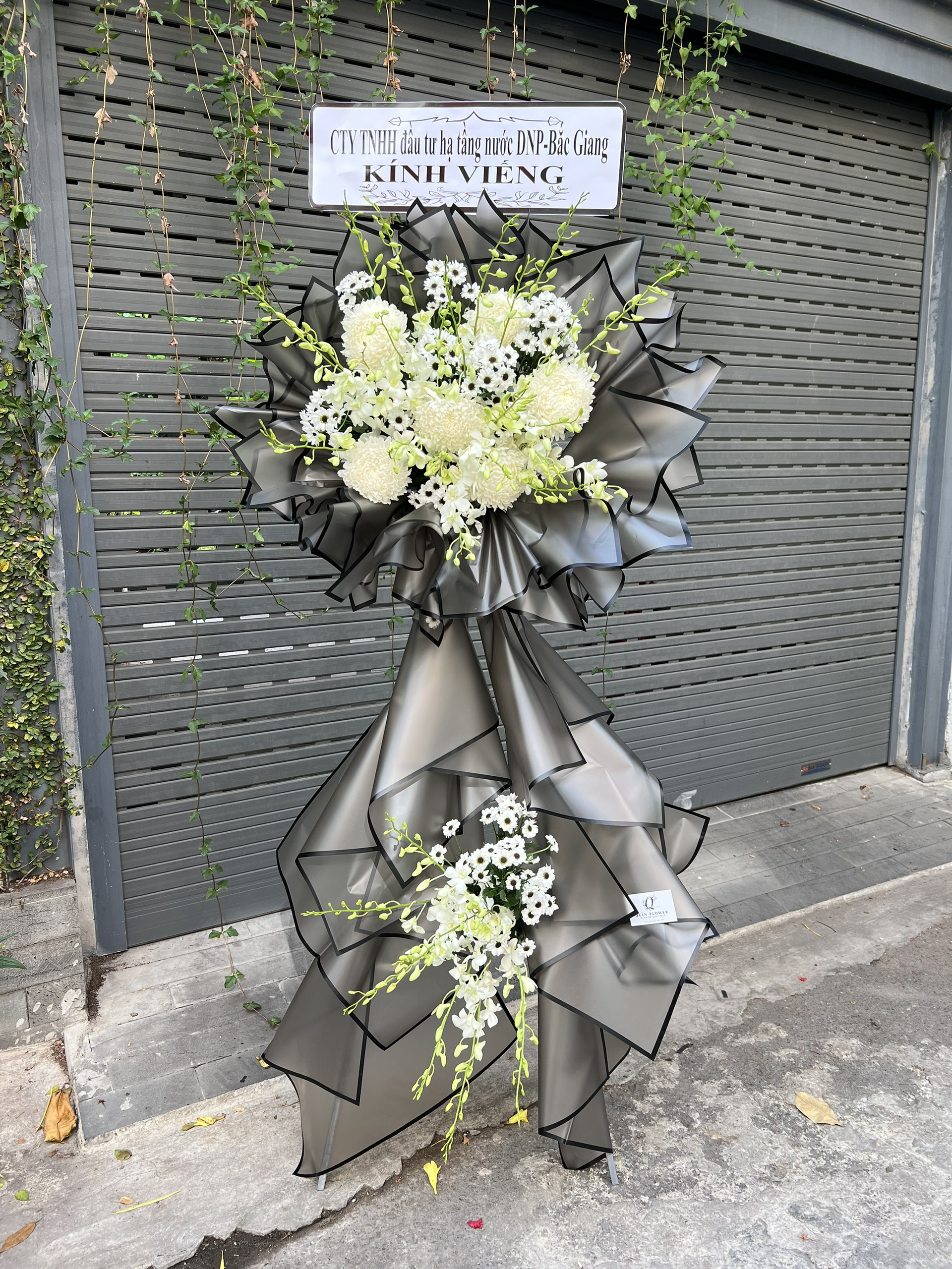 Kệ Hoa Viếng 2 Tầng – Mẫu Tịnh An Trang Nghiêm 1 Kệ hoa viếng 2 tầng giá rẻ “Tịnh An” với cúc mẫu đơn trắng & lan thái trắng tinh tế. Giao nhanh toàn TP.HCM, miễn phí banner & thiệp chia buồn. Đặt kệ hoa tang ngay – trang trọng & đúng nghi lễ.